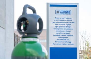 Bombola gas con dietro l'insegna di Utengas Industrie.