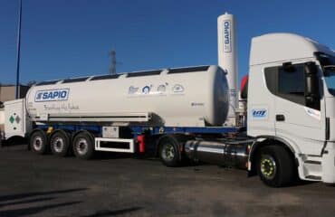 Camion per la fornitura di gas tecnico per l'industria.