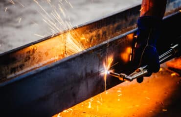 Processo di saldatura, che rimanda al corso di saldatura offerto da Utengas Industrie.