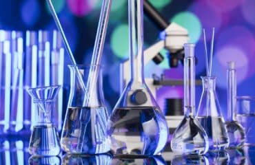 Provette da laboratorio di analisi, settore a cui Utengas Industrie offre gas tecnici.